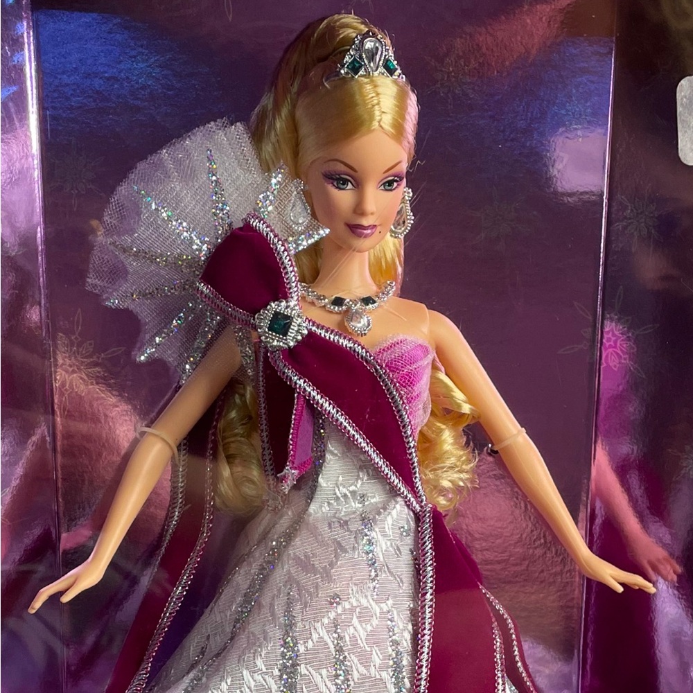✨NWOT✨Collectible 2005 Holiday Barbie Doll ~ NEVER OPENED!